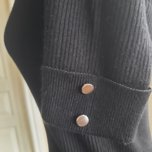 Retrology Black Short Sleeve Crew Neck Top with Gold Buttons Detail Size… - Picture 2 of 6